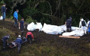 29-11-2016: Los cuerpos de rescate trabajaron durante la madrugada del martes y parte del día para rescatar a los cuerpos. Policía y Sijin adelantaron remoción de escombros.