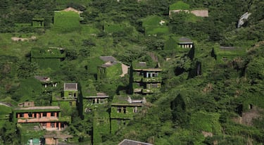 Houtouwan fue un antiguo pueblo pesquero en una remota isla de un archipiélago formado por 400 islas al este de Shanghái. En su momento tuvo una población de hasta 3.000 personas, pero los pescadores tenían que hacer largos y exhaustos viajes al continente lo que daba como resultado una peor calidad de vida. El aislamiento geográfico y la falta de recursos hicieron que al inicio de los años 90 la población empezara a emigrar y, en 2002, la isla quedó oficialmente abandonada. En estos años, la naturaleza ha cubierto completamente las casas, dándole un aspecto casi de otro planeta.
