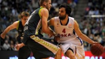 Luka Zoric intenta frenar a Milos Teodosic.