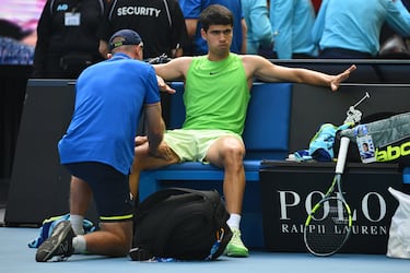 Alcaraz recibe tratamiento médico en su partido de semifinales contra Alexander Zverev.
