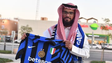 Un aficionado saudí en el entrenamiento del Inter.