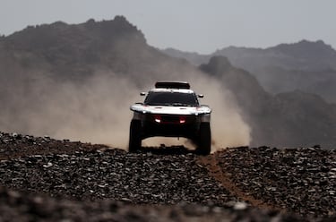Carlos Sainz del equipo Audi Sport y su copiloto Lucas Cruz en acción durante la décima etapa. 