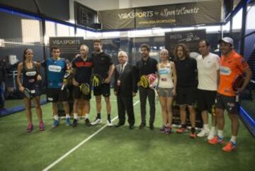 Piqué se divierte jugando al padel con Puyol, Corretja y Costa