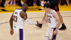 LeBron James y Austin Reaves, de Los Angeles Lakers, se saludan tras una canasta del segundo.