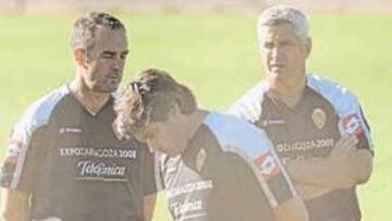 <b>PENSATIVO. </b>Víctor conversa con sus ayudantes Juliá y Basigalup durante el entrenamiento de ayer.