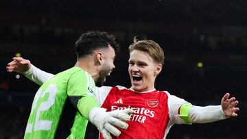 Arsenal's Spanish goalkeeper #22 David Raya and Arsenal's Norwegian midfielder #08 Martin Odegaard celebrate after winning the penalty shoot-out session the UEFA Champions League last 16 second leg football match between Arsenal and Porto FC at the Arsenal Stadium in north London, on March 12, 2024. Arsenal edged out Porto on penalties to reach the Champions League quarter-finals for the first time since 2010. (Photo by Adrian DENNIS / AFP)