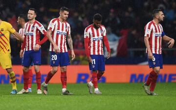 Saúl, Vitolo, Lemar y Koke se lamentan tras caer ante el Barcelona.