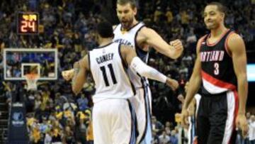 Mike Conley y Marc Gasol celebran una canasta en el segundo encuentro de primera ronda de los playoffs por el título.