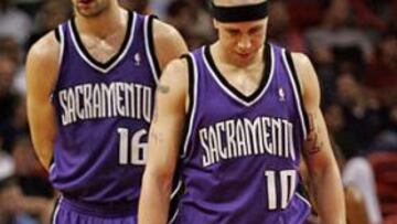 <b>PROTAGONISTAS. </B>Stojakovic y Bibby, artífices de la jugada polémica que dio el triunfo a Sacramento.