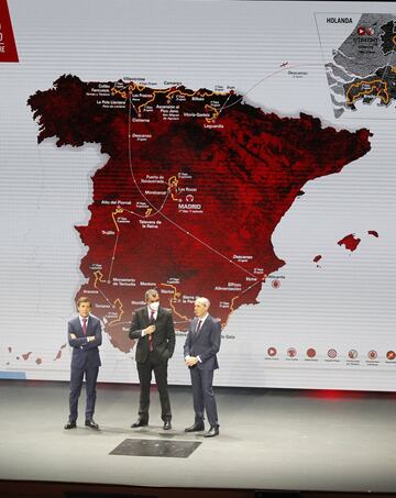 Los presentadores Perico Delgado y Carlos de Andrés con el director general de la Vuleta, Javier Guillén.