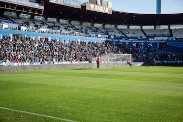 Unos 2.000 aficionados presencian el entrenamiento del Zaragoza.