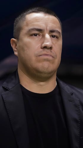 MEX8770. PUEBLA (MÉXICO), 05/04/2025.- El director técnico de Pumas, Efraín Juárez, reacciona este sábado, durante un partido del torneo Clausura 2025 entre Cruz Azul y Pumas en el estadio Cuauhtémoc, en Puebla (México). EFE/ Hilda Ríos