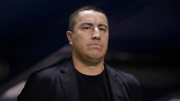 MEX8770. PUEBLA (MÉXICO), 05/04/2025.- El director técnico de Pumas, Efraín Juárez, reacciona este sábado, durante un partido del torneo Clausura 2025 entre Cruz Azul y Pumas en el estadio Cuauhtémoc, en Puebla (México). EFE/ Hilda Ríos