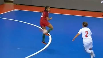 ¿Pero qué pasa en el futsal portugués? Ricardinho estará más que orgulloso de ella...