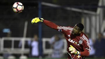 El portero de Ponte Preta, Aranha, realiza una parada durante el partido entre Gimnasia La Plata y los brasile&ntilde;os.