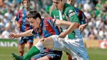 <b>LA MALA SUERTE DE EDU. </b> El brasileño en la presente imagen) se retiró mediada la primera mitad por una lesión muscular.