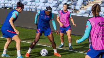 Oshoala protege un bal&oacute;n ante Melanie Serrano, Alexia Putellas y Hansen.