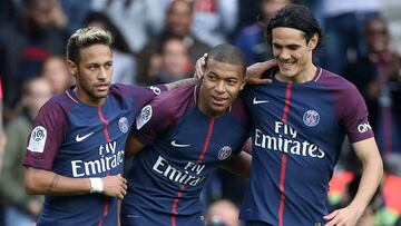 Mbappe celebra un gol entre Neymar y Cavani.