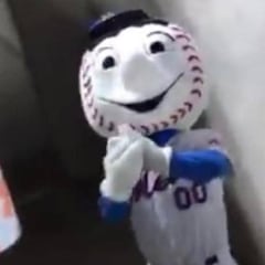 La ‘peineta’ de Mr. Met, símbolo de su temporada