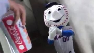 La ‘peineta’ de Mr. Met, símbolo de su temporada