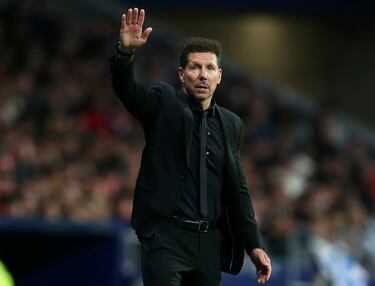 Diego Pablo Simeone, entrenador del Atlético de Madrid, con el brazo en alto tras una acción de su equipo.