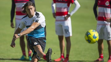 Dos mundialistas argentinos en la tierra del equipo m&aacute;s mexicano. Una lucha de dos ex jugadores de calidad notable...