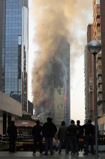 Sobre la 01:00 de la madrugada debido a su propagacin descontrolada se dio la orden de evacuar el edificio. 