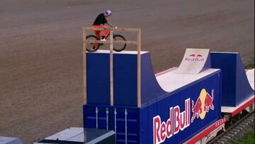 3,4M de visitas y subiendo: un experto en BMX supera un tren de mercancias en marcha con acrobacias, skills y saltos imposibles