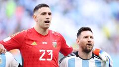 El guardameta Emiliano Martínez junto a Lionel Messi escuchando el himno nacional de la República Argentina.