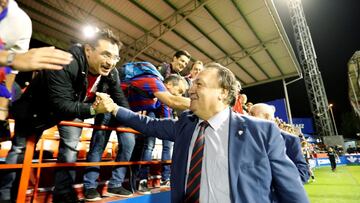 El presidente del Huesca Agustín Lasaosa celebrando con la afición el ascenso a Primera.