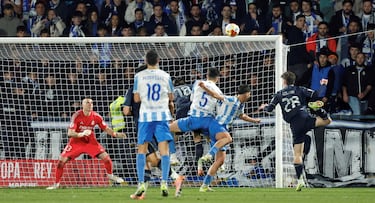 Remate con el hombro de Isaiah Jerónimo.  El portero del Real Madrid desvía el balón con la mano y evita el tanto del Talavera para igualar el encuentro.