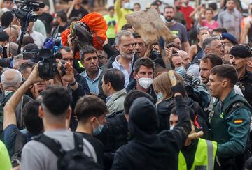 El Rey Felipe VI y el presidente de la Generalitat valenciana, Carlos Mazón, durante su visita a Paiporta, Valencia el 3 de noviembre de 2024.