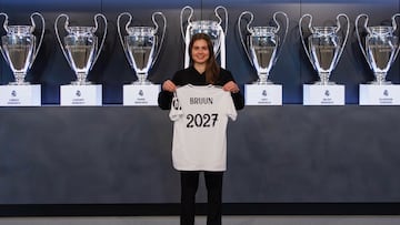 Signe Bruun posa con la camiseta del Real Madrid de su renovación hasta 2027.