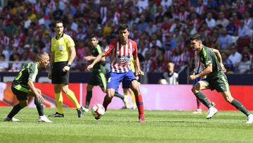 Rodrigo, en una acción del Atlético-Eibar