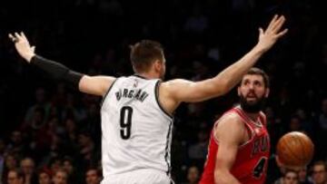 Andrea Bargnani defiende a Nikola Mirotic.