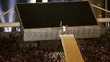 <b>PEBETERO MÓVIL. </B>El diseño del pebetero permitió que su cabeza girase hacia abajo para ser encendida y, posteriormente, retomar su posición vertical de inicio.