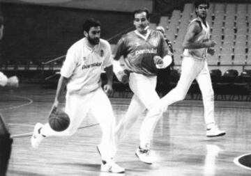 Estuvo en el Real Madrid desde la temporada 76/77 hasta el año 1988.
En un entrenamiento con Del Corral. 