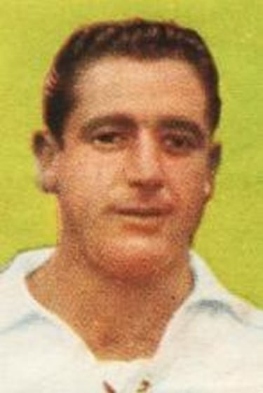 Jugó tres temporadas en el Sevilla desde 1941 a 1944, en la temporada 1945-46 jugó en el Barcelona.