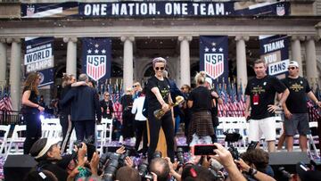 Megan Rapinoe, capitana de la selecci&oacute;n estadounidense de f&uacute;tbol durante las celebraciones tras ganar el Mundial de Francia 2019.