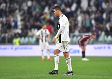 El delantero portugués de la Juventus de Turín estrenó el pasado viernes en el derbi de Turín sus nuevas botas, las Nike Mercurial Superfly personalizadas. Son de color negro con una suela dorada. Aunque, sin duda, el aspecto más llamativo es la palabra “