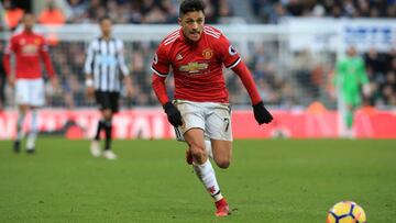 Zlatan Ibrahimovic no puede creer la baja estatura de Alexis Sánchez.