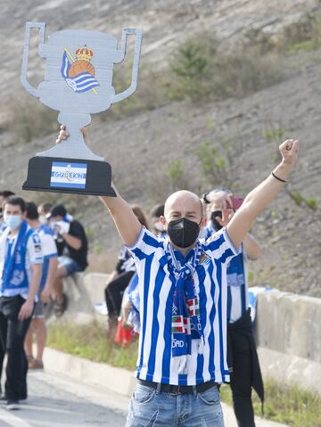 Numerosos seguidores de la Real Sociedad se han agolpado en los alrededores de Zubieta para despedir al club antes de la final de la Copa del Rey.