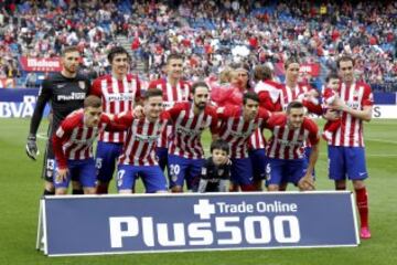 El once inicial del Atlético. De pie: Oblak, Savic, Gabi, Filipe Luis, Torres y Godín. Agachados: Griezmann, Saúl, Juanfran, Augusto y Koke. 