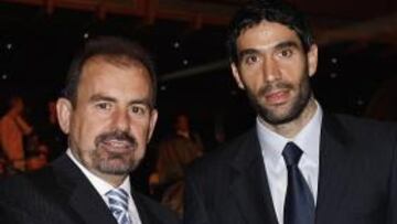 <b>APRETÓN SIN FIRMA. </b>Saludo de Fernando Sanz y Ángel Torres que no ha valido por un acuerdo final.