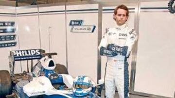 <b>PREPARADO. </b>Soucek junto al monoplaza de Williams y el casco especial con el que hará el test de hoy.
