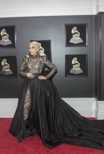 La cantante estadounidense Lady Gaga posa a su llegada al Madison Square Garden de Nueva York, para participar de la 60 edición de los Premios Grammy.