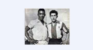 Pel&eacute; junto a &#039;Chamaco&#039; Vald&eacute;s, en uno de los enfrentamientos en Chile. Hace 56 a&ntilde;os debut&oacute; el brasile&ntilde;o en Chile, en el triunfo albo por 6-2.