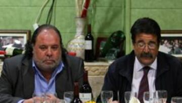<b>REUNIÓN. </b>A la izquierda, el gerente del Rayo, Jesús Fraile, durante la reunión con los accionistas del club.