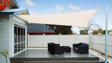 Resguárdate del sol y la lluvia con este toldo vela superventas, disponible en cinco colores