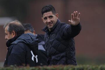 Futbol, Entrenamiento de Colo Colo. El nuevo arquero de Colo Colo Agustin Orión saluda a su llegada al Estadio Monumental.